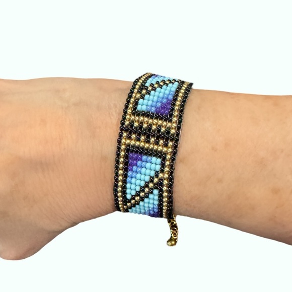 Hand crafted beaded blue geometric Native American inspired adjustable bracelet - Picture 6 of 11